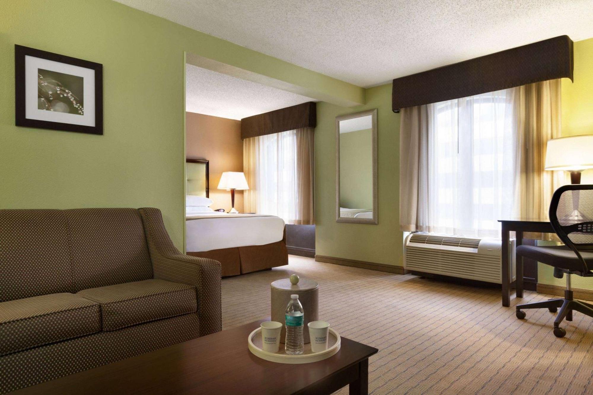 Days Inn By Wyndham Baltimore Inner Harbor Exterior photo