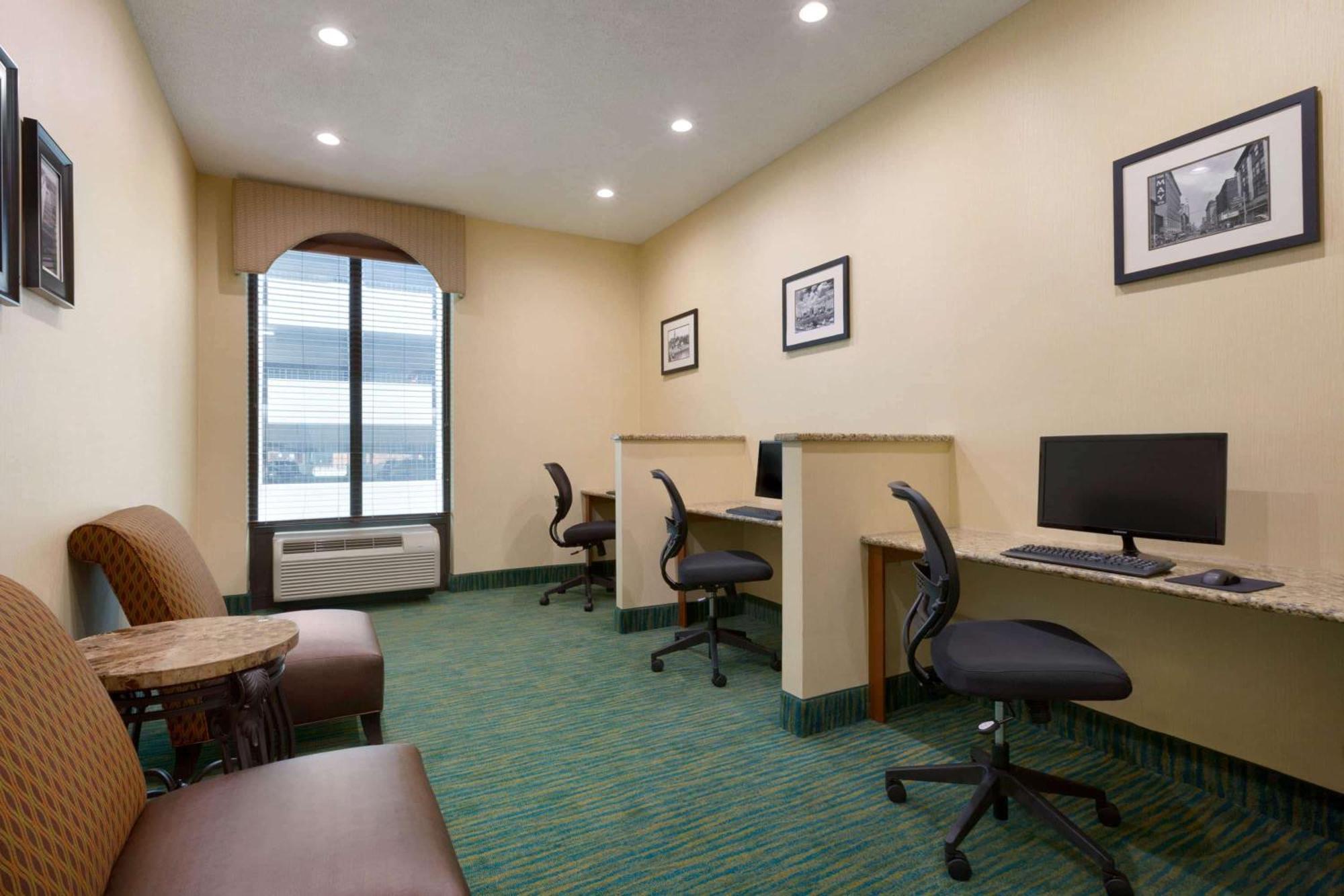 Days Inn By Wyndham Baltimore Inner Harbor Exterior photo
